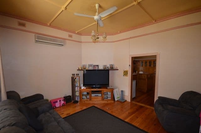 32 Jonathon Street, CLARE SA 5453, Clare - Thumbnail 2