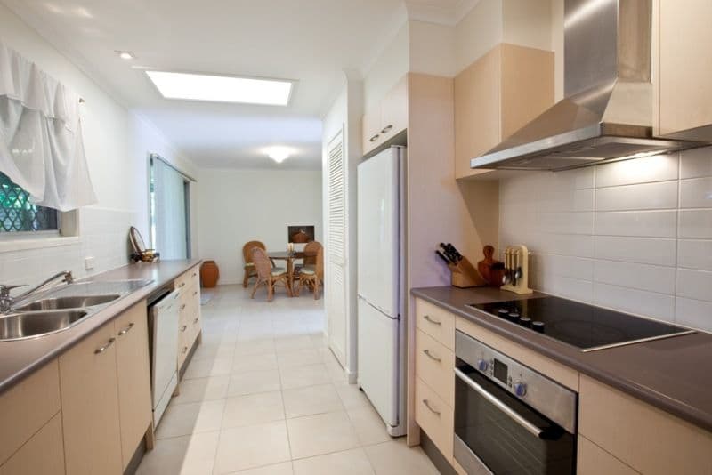 26 Drake Avenue, PARADISE POINT QLD 4216, Paradise Point - Thumbnail 2