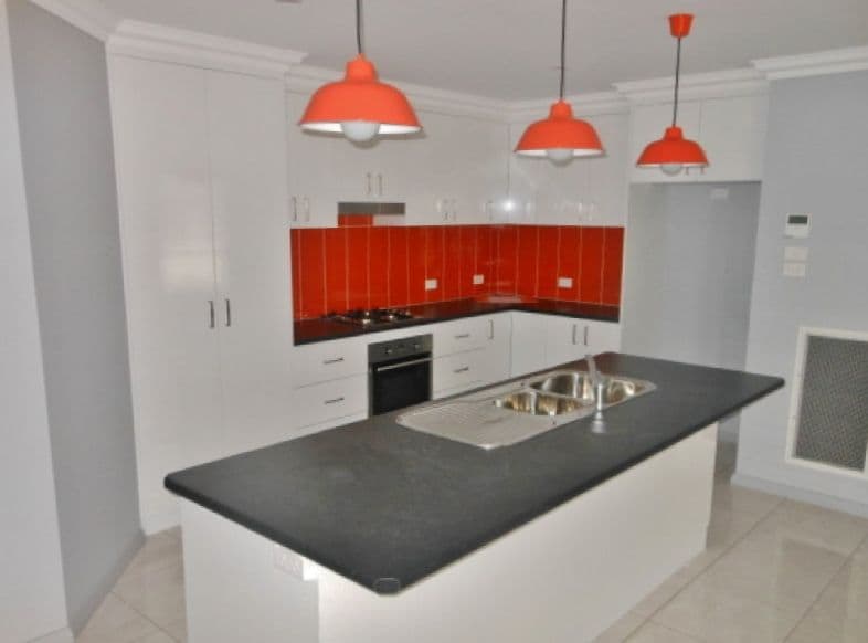 40 Jordan Place, Young - Thumbnail 2
