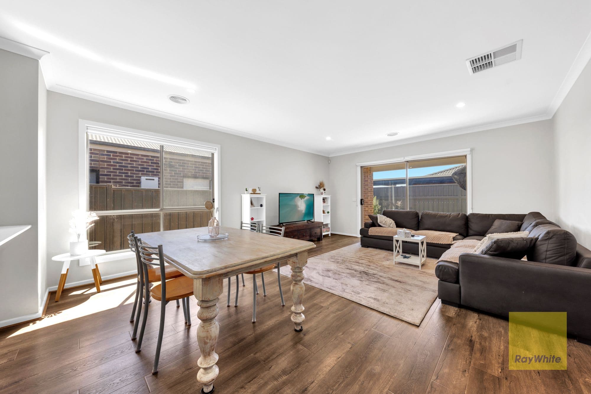 18 Adelong Boulevard, COBBLEBANK VIC 3338, Cobblebank - Thumbnail 7