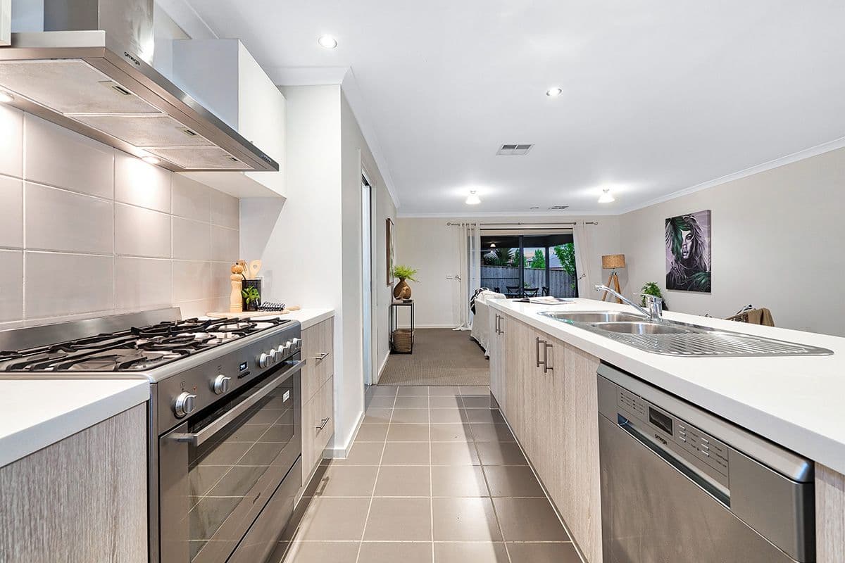 2 Bristol Drive, Cranbourne North VIC 3977, Cranbourne North - Thumbnail 6