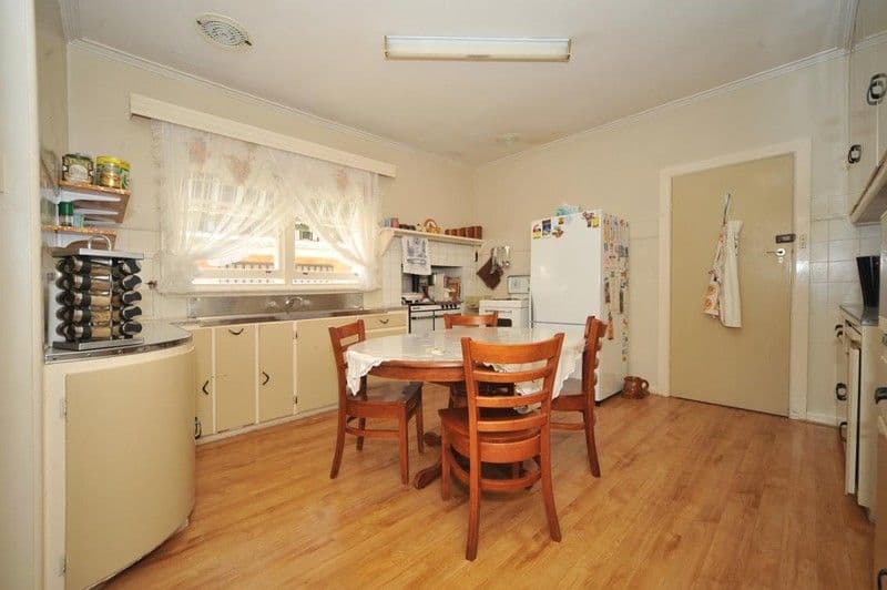 17 Clarence Avenue, KENNINGTON VIC 3550, Kennington - Thumbnail 4
