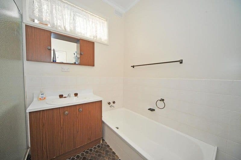17 Clarence Avenue, KENNINGTON VIC 3550, Kennington - Thumbnail 8