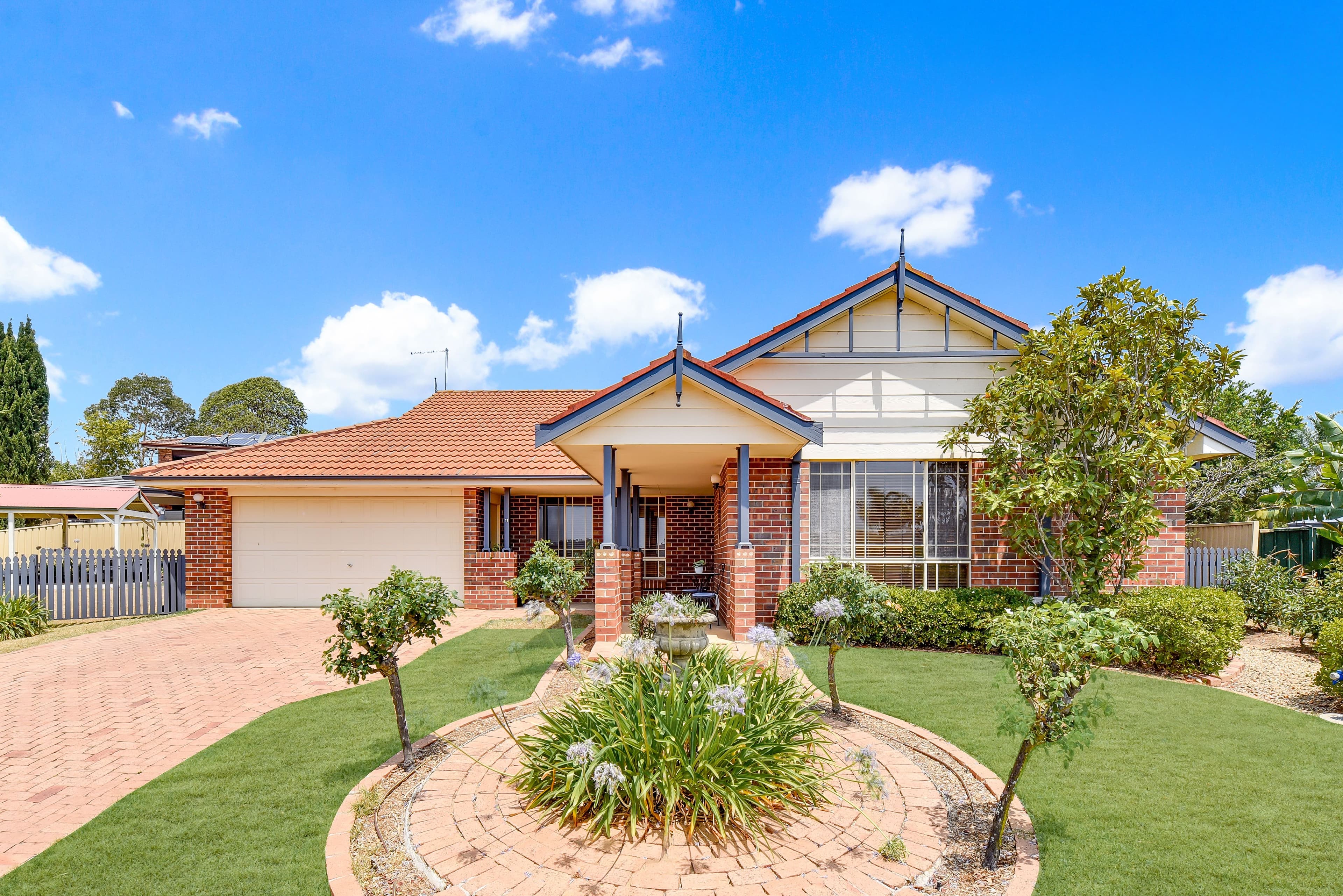 11 Laguna Place, Glen Alpine - Image 1