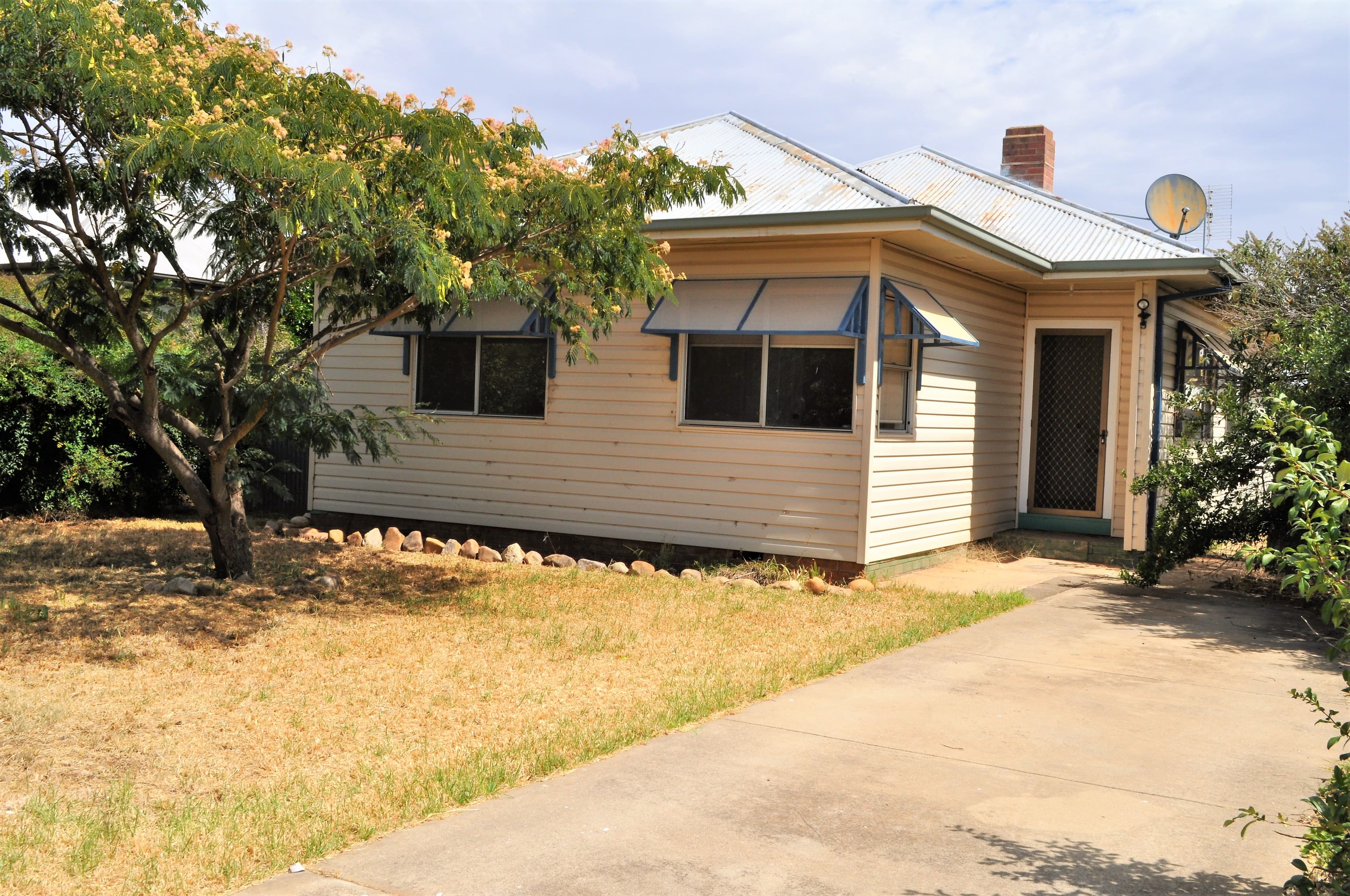 10 Bullecourt Street, Cootamundra - Image 1