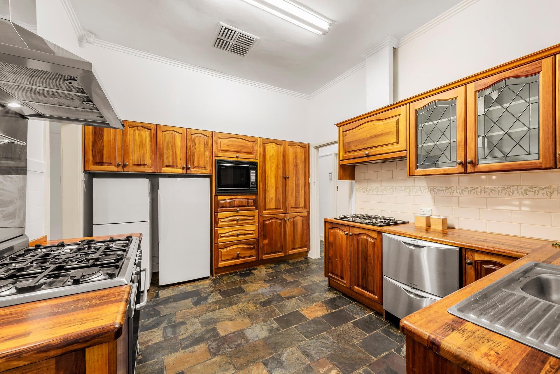 81 Roslyn Street, Burwood VIC 3125, Burwood - Thumbnail 4