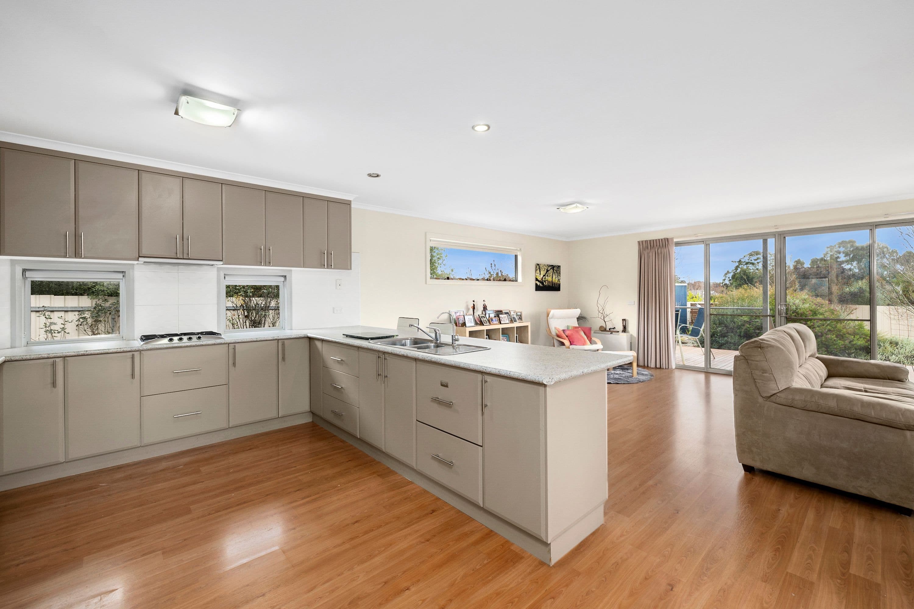 8 McDonald Street, Ararat VIC 3377, Ararat - Thumbnail 2