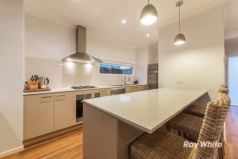 4 Mossey Crescent, Cranbourne East VIC 3977, Cranbourne East - Thumbnail 2