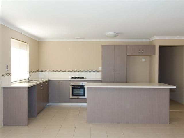 10 Middle Parkway, CANNING VALE WA 6155, Canning Vale - Thumbnail 2