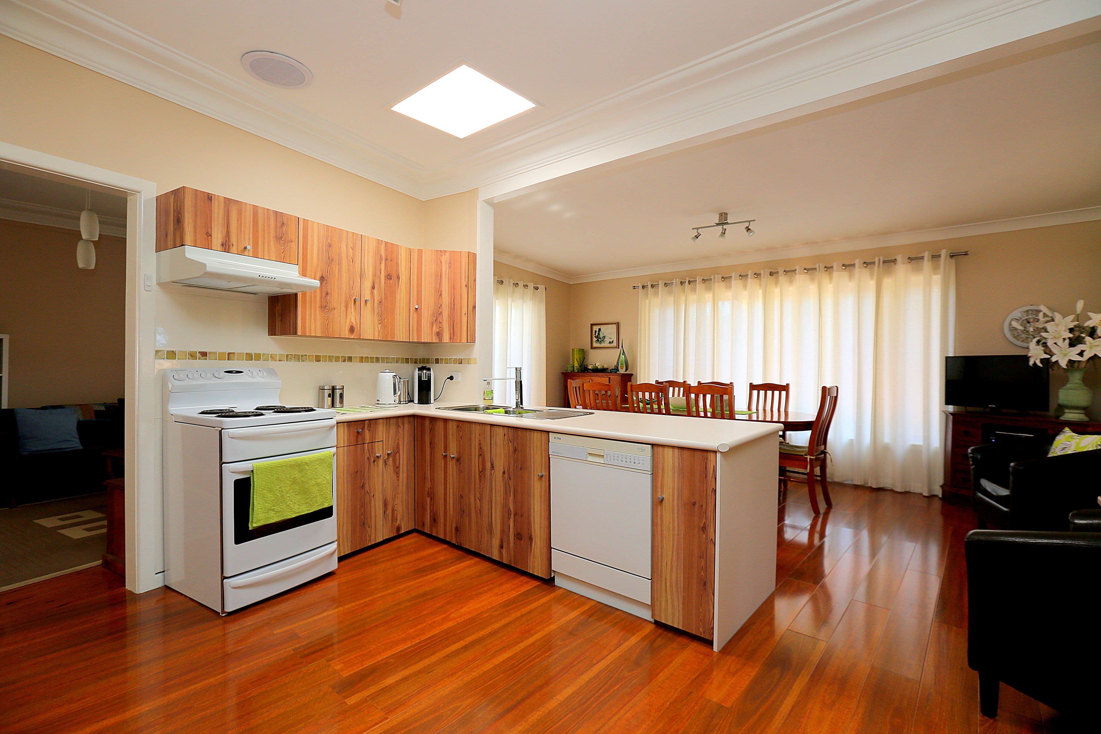 6 Usher Crescent, Sefton - Thumbnail 4