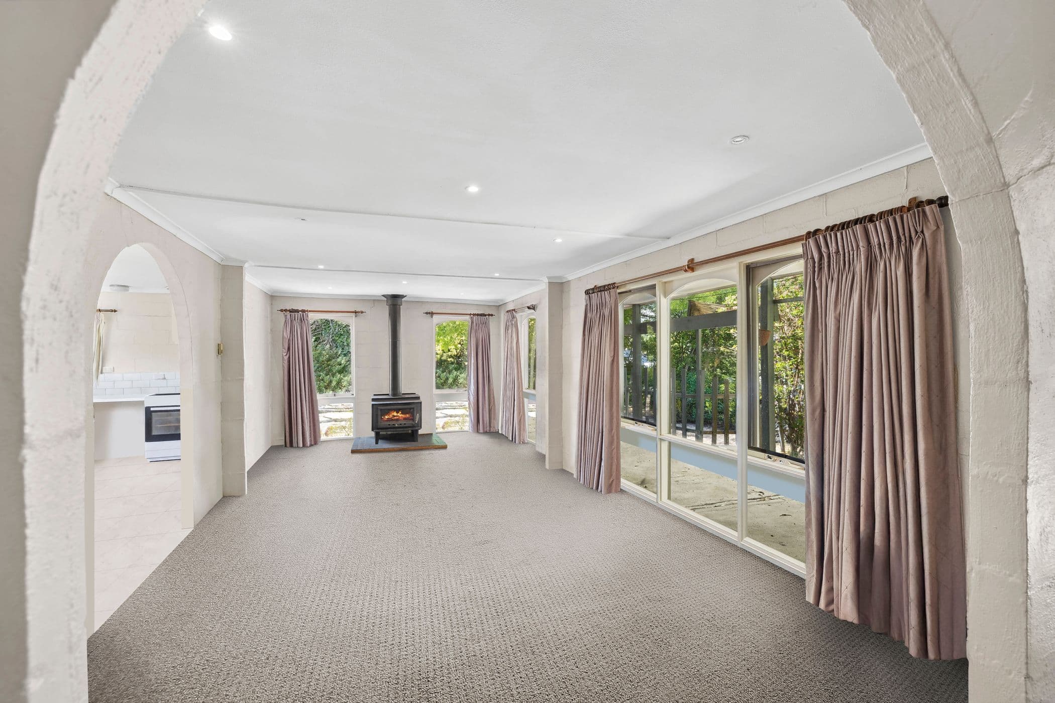 4 Russell Avenue, Woodend VIC 3442, Woodend - Thumbnail 2