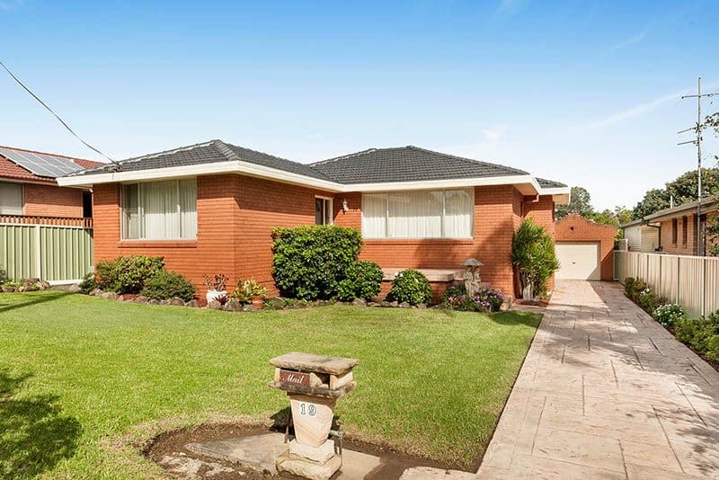 19 Gordon Avenue, Oak Flats - Image 1