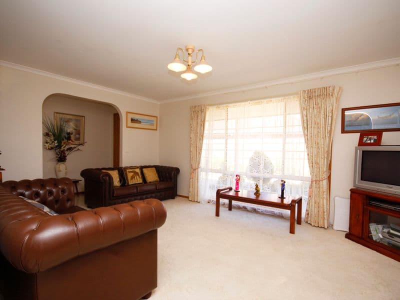 10 Govett Crescent, ST ALBANS PARK VIC 3219, St Albans Park - Thumbnail 2