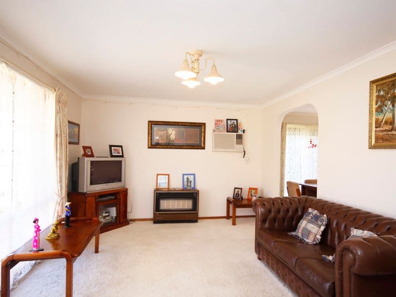 10 Govett Crescent, ST ALBANS PARK VIC 3219, St Albans Park - Thumbnail 3
