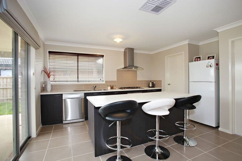 4 Armstrong Street, CRANBOURNE EAST VIC 3977, Cranbourne East - Thumbnail 2