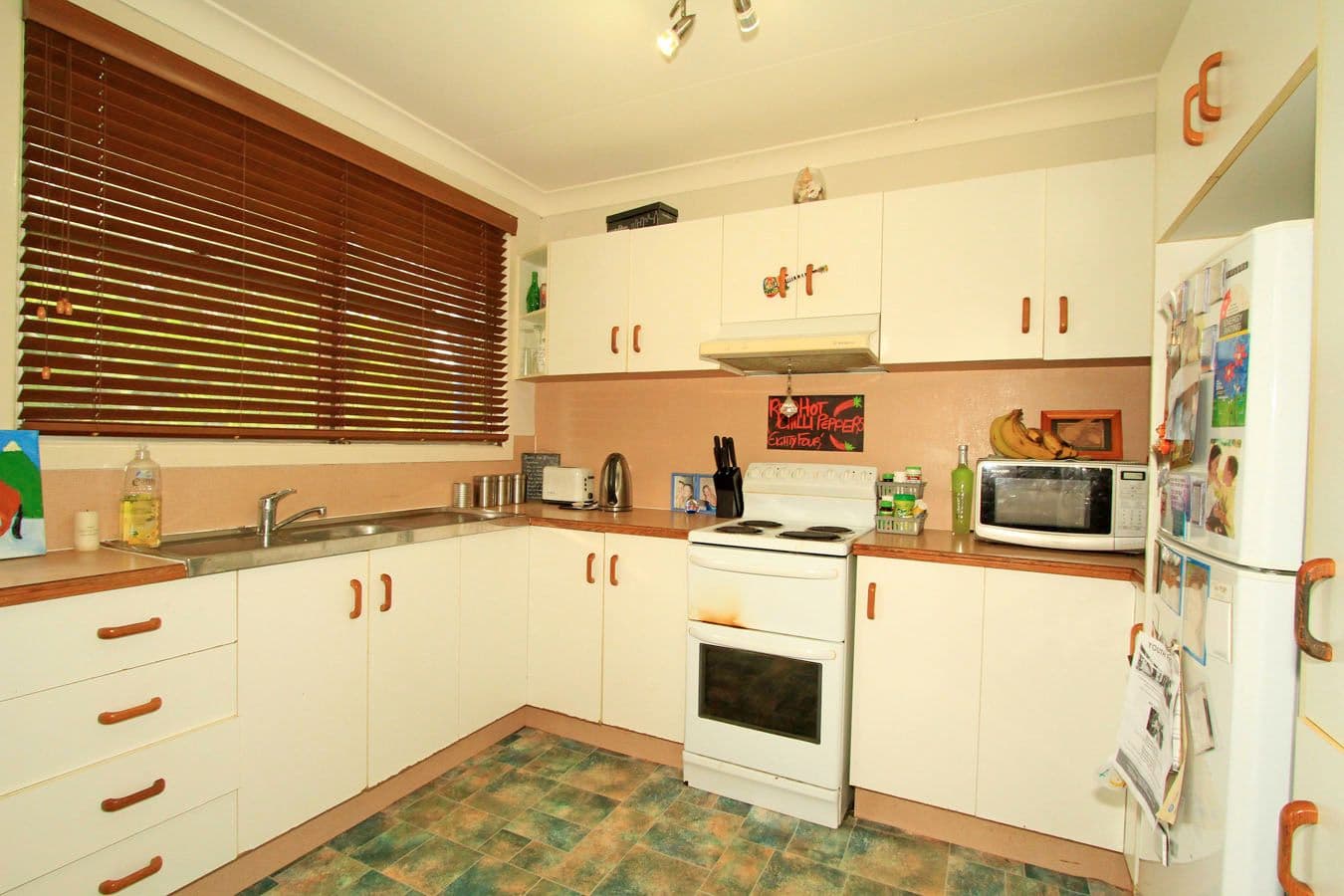 18 Cathne Street, COOEE BAY QLD 4703, Cooee Bay - Thumbnail 2