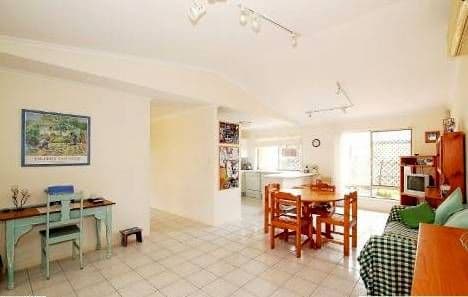 8 Lapwing Place, BURLEIGH WATERS QLD 4220, Burleigh Waters - Thumbnail 5