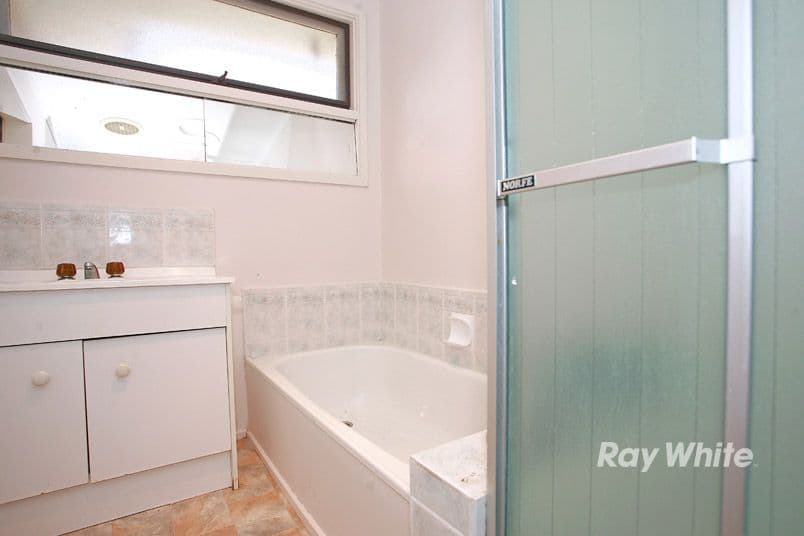 18 Fenfield Street, CRANBOURNE VIC 3977, Cranbourne - Thumbnail 4