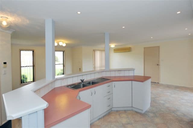 35 Jull Drive, CENTENARY HEIGHTS QLD 4350, Centenary Heights - Thumbnail 3