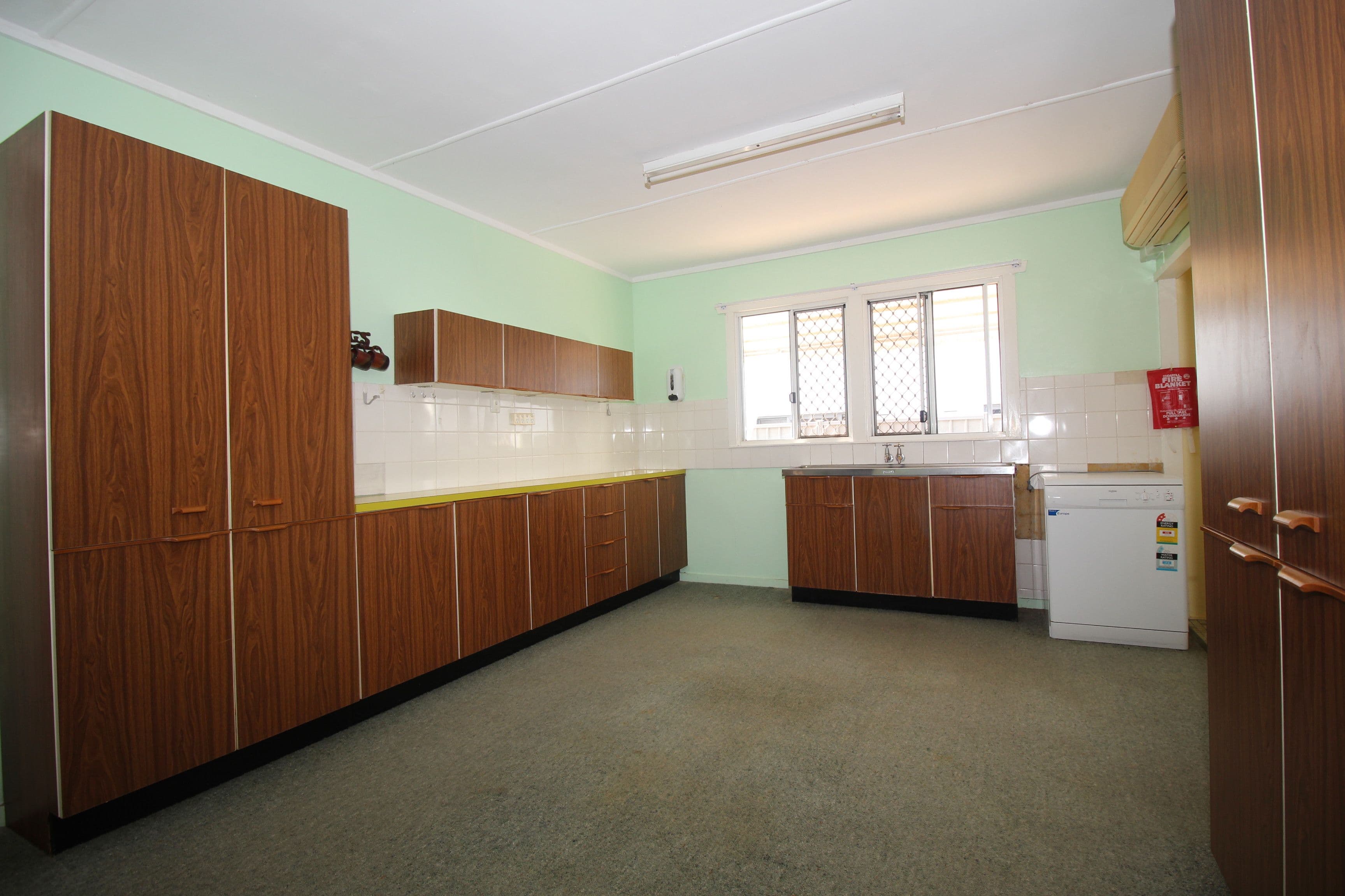 39 Roberts Street, Emerald QLD 4720, Emerald - Thumbnail 4