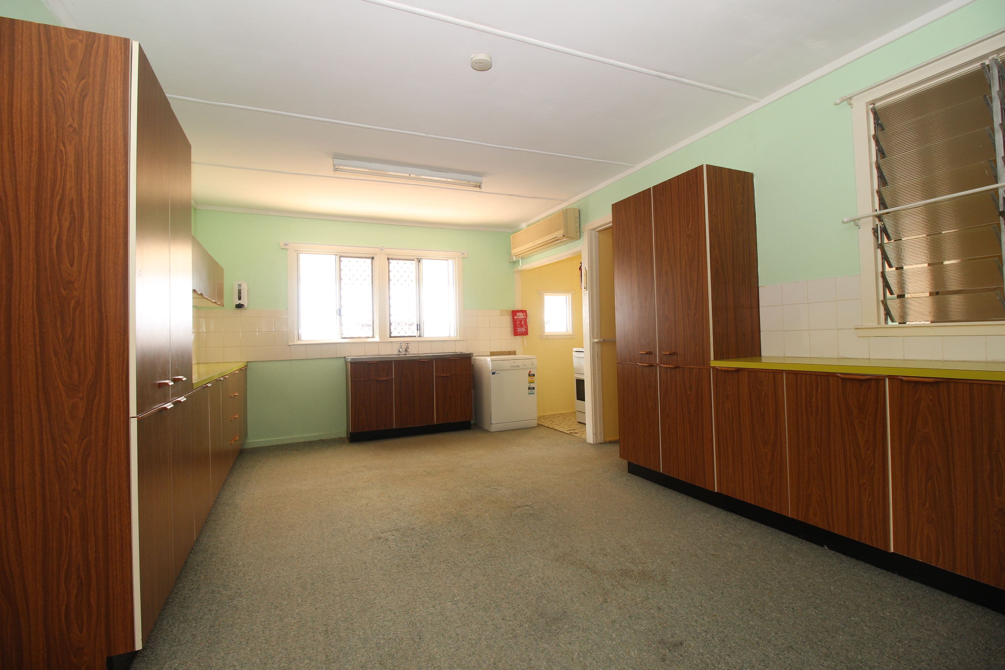 39 Roberts Street, Emerald QLD 4720, Emerald - Thumbnail 6