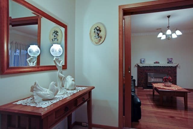 33 Hughes Parade, RESERVOIR VIC 3073, Reservoir - Thumbnail 2