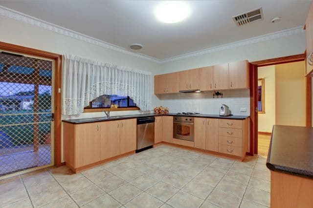 33 Hughes Parade, RESERVOIR VIC 3073, Reservoir - Thumbnail 5
