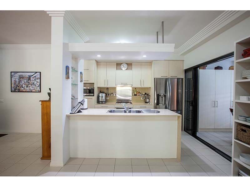 8 Parnoo Street, CHEVRON ISLAND QLD 4217, Chevron Island - Thumbnail 7