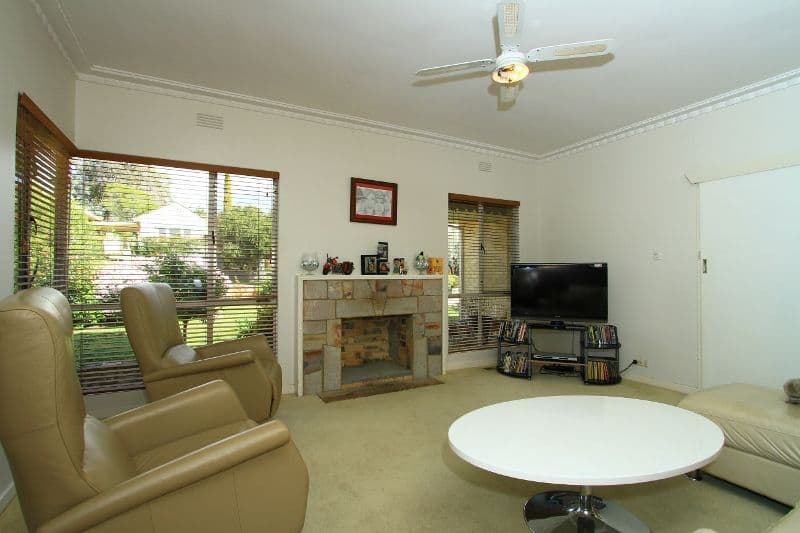 24 Putnam Avenue, STRATHDALE VIC 3550, Strathdale - Thumbnail 2