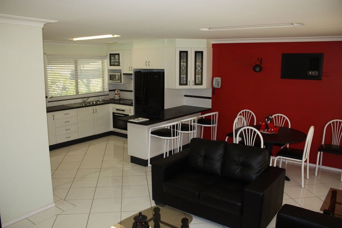 281 Sunset Strip, Manyana - Thumbnail 4