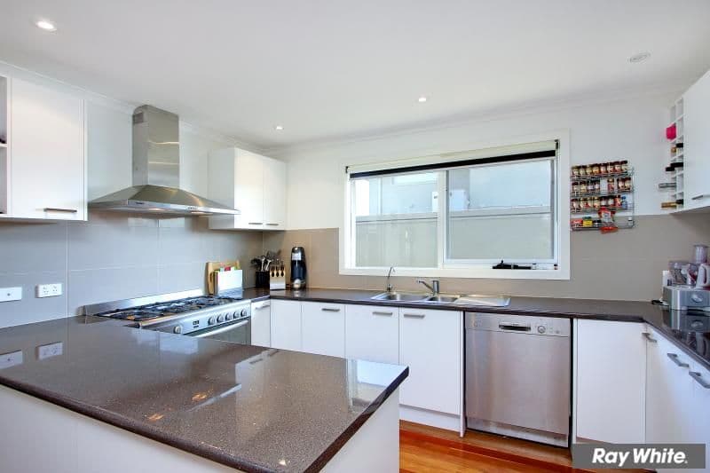 9 Van Ness Avenue, MORNINGTON VIC 3931, Mornington - Thumbnail 5