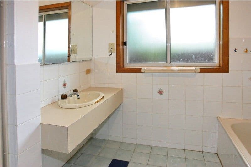 2 Kurrajong Drive, ALTONA MEADOWS VIC 3028, Altona Meadows - Thumbnail 2