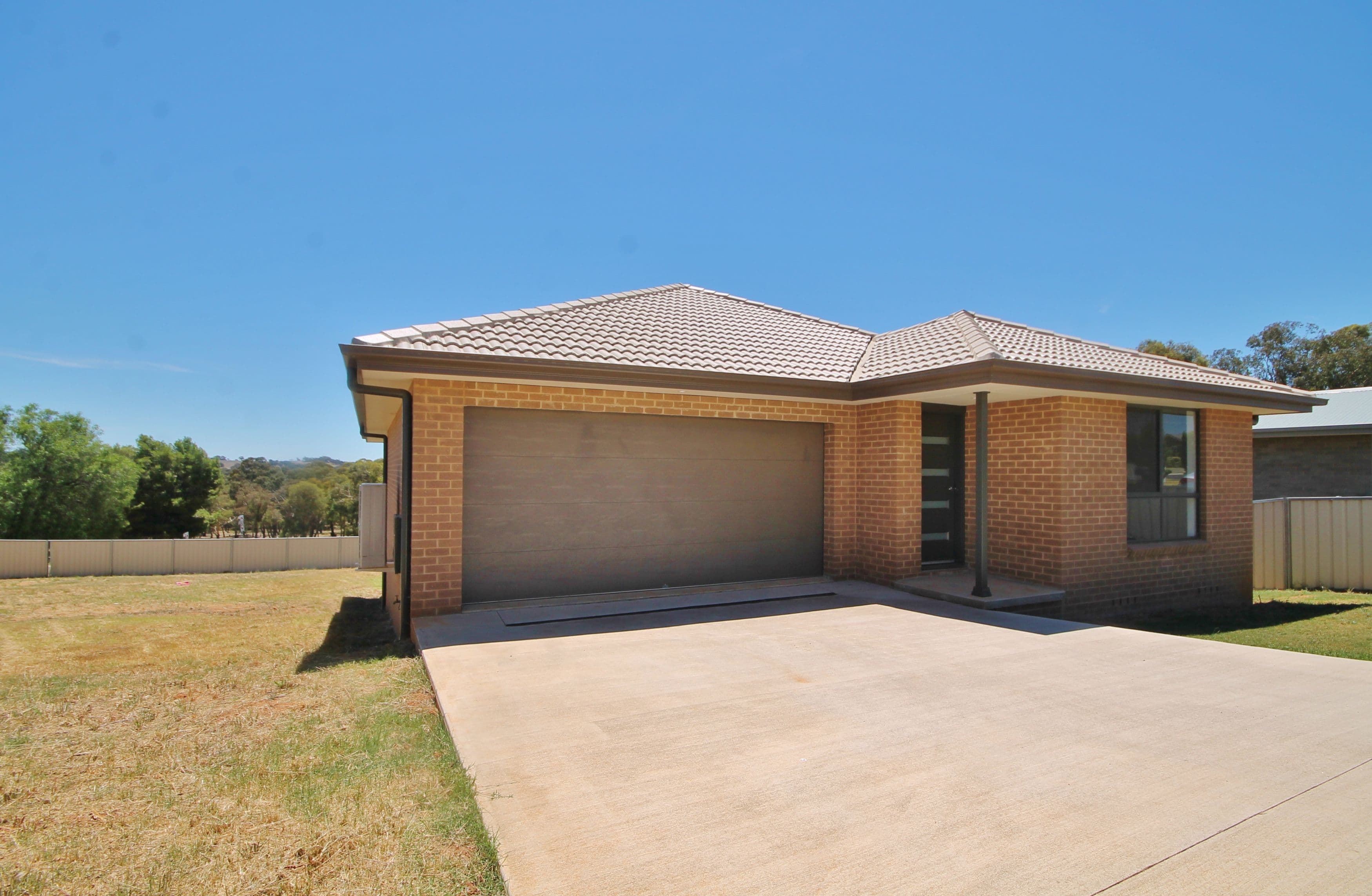 16 Henry Place, Young - Image 1