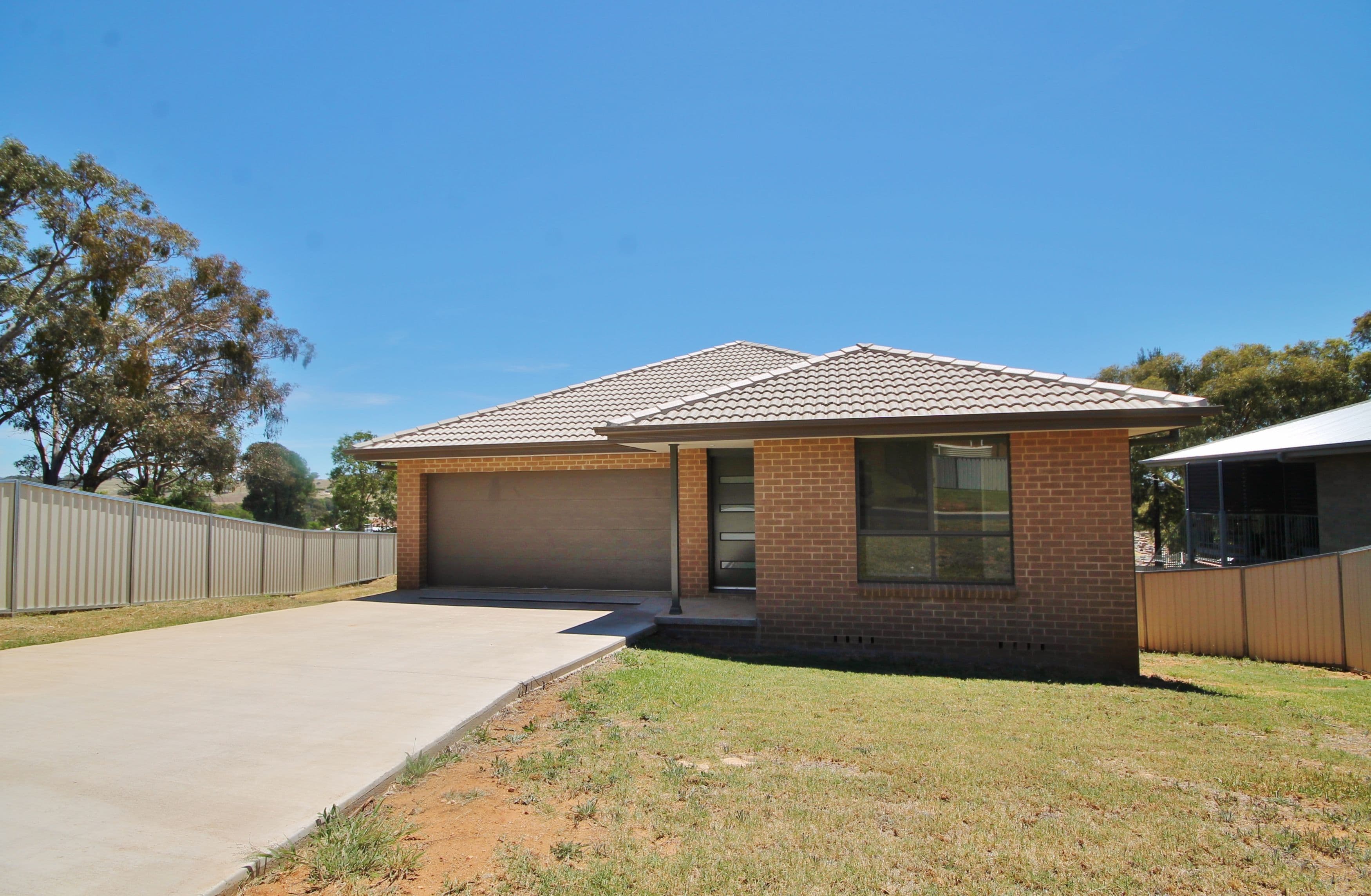 16 Henry Place, Young - Thumbnail 2