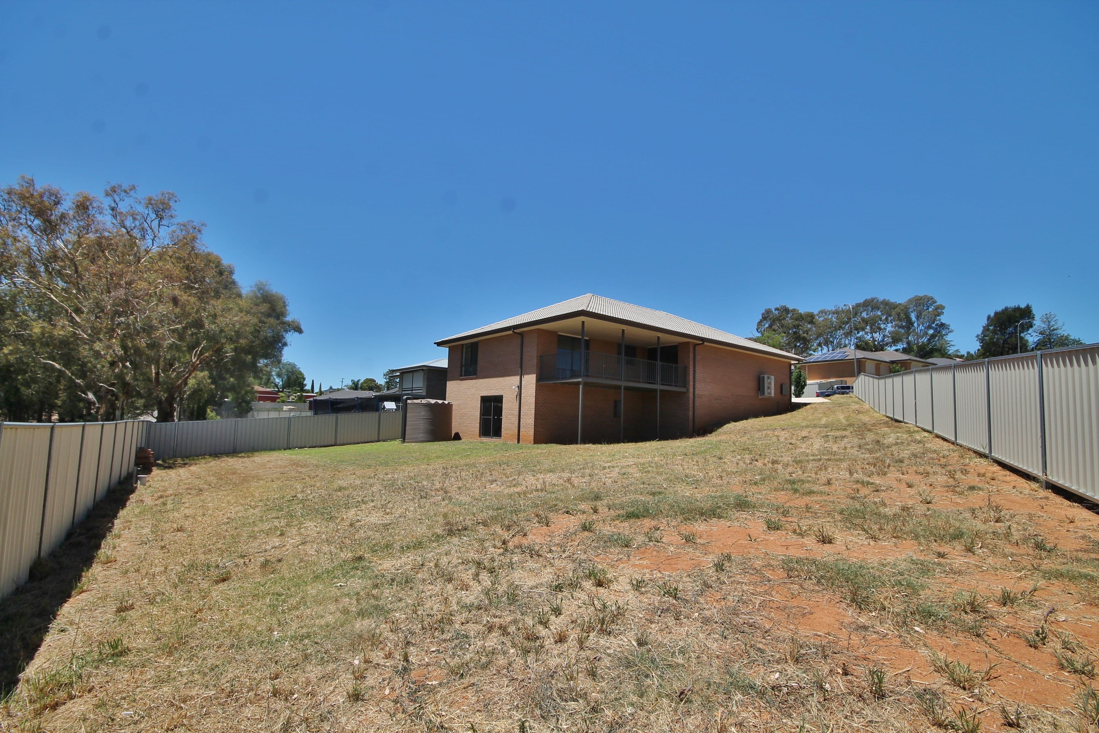 16 Henry Place, Young - Thumbnail 3