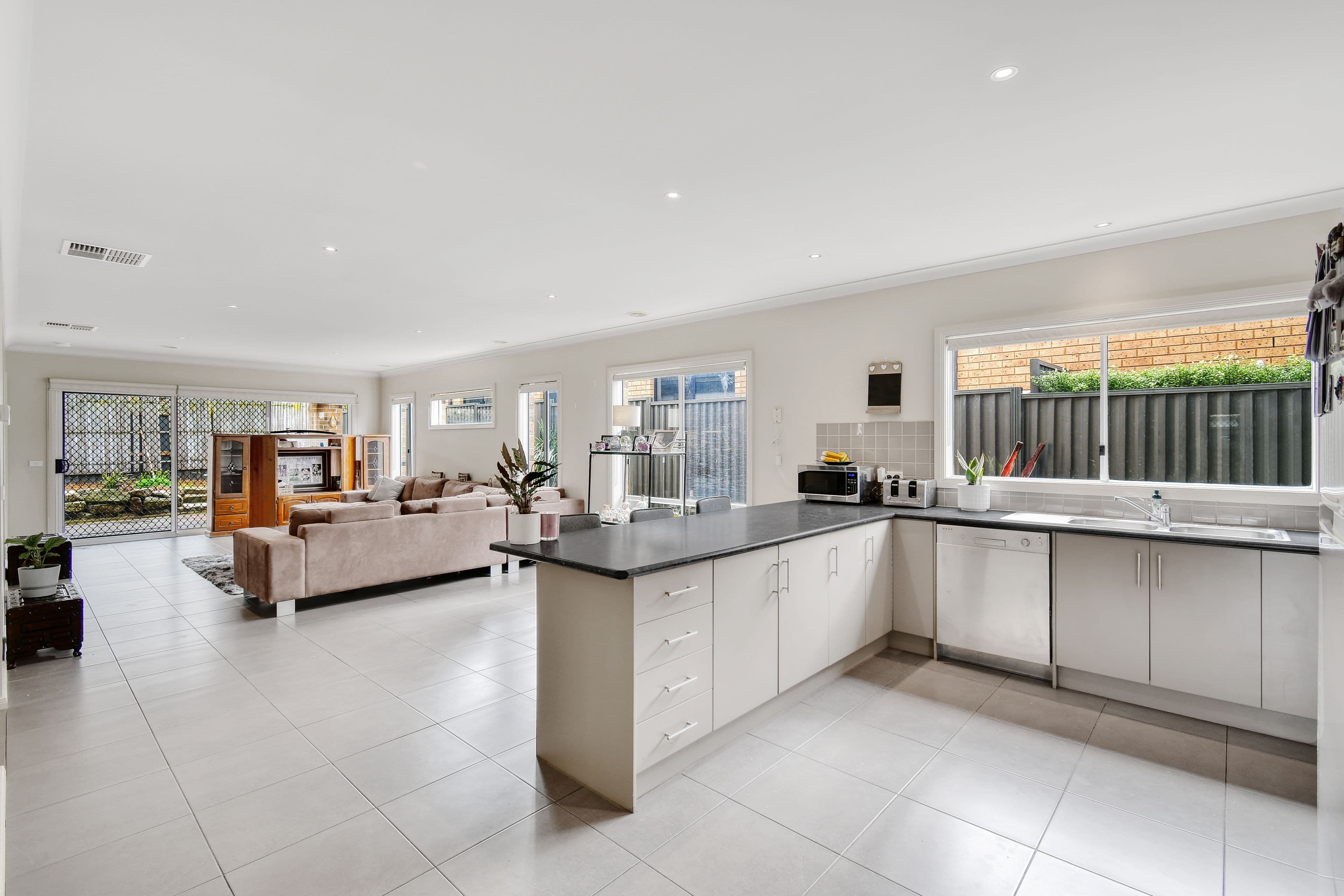 8 Platt Close, Pakenham VIC 3810, Pakenham - Thumbnail 3