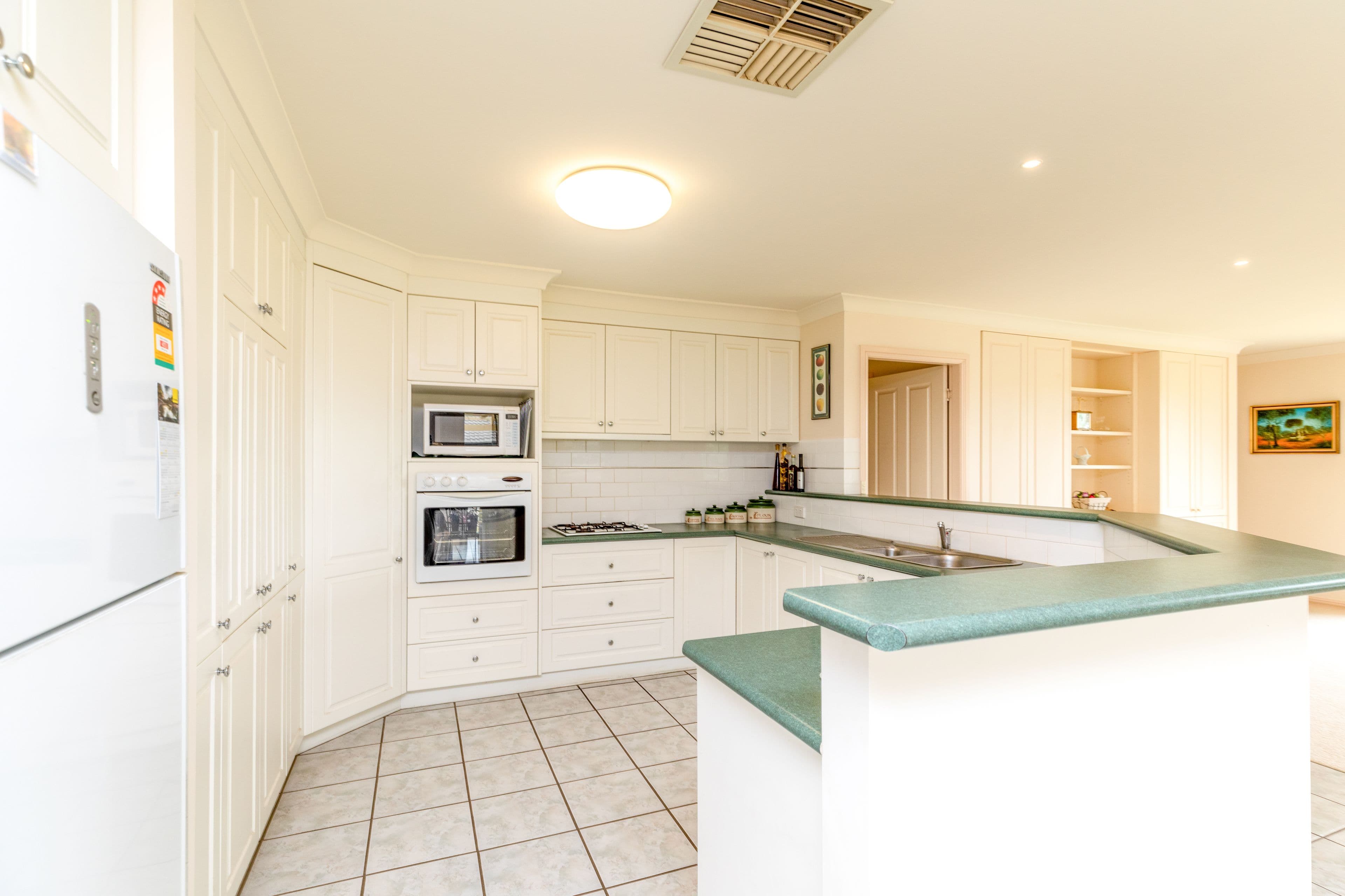 9 Lakehaven Drive, Lake Albert NSW 2650, Lake Albert - Thumbnail 2