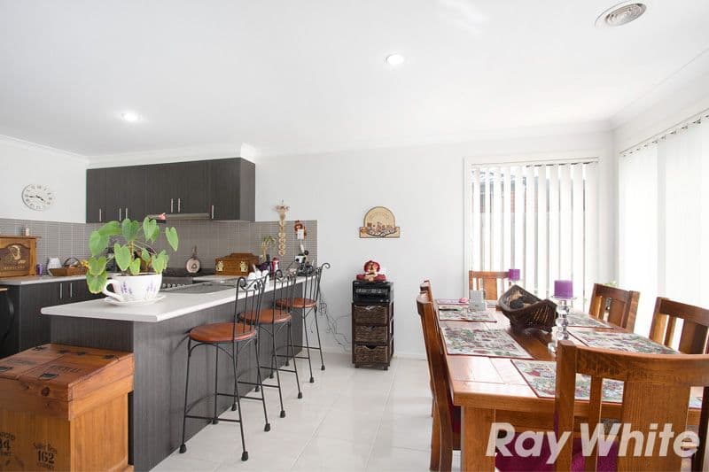 92 Melissa Way, Pakenham VIC 3810, Pakenham - Thumbnail 2