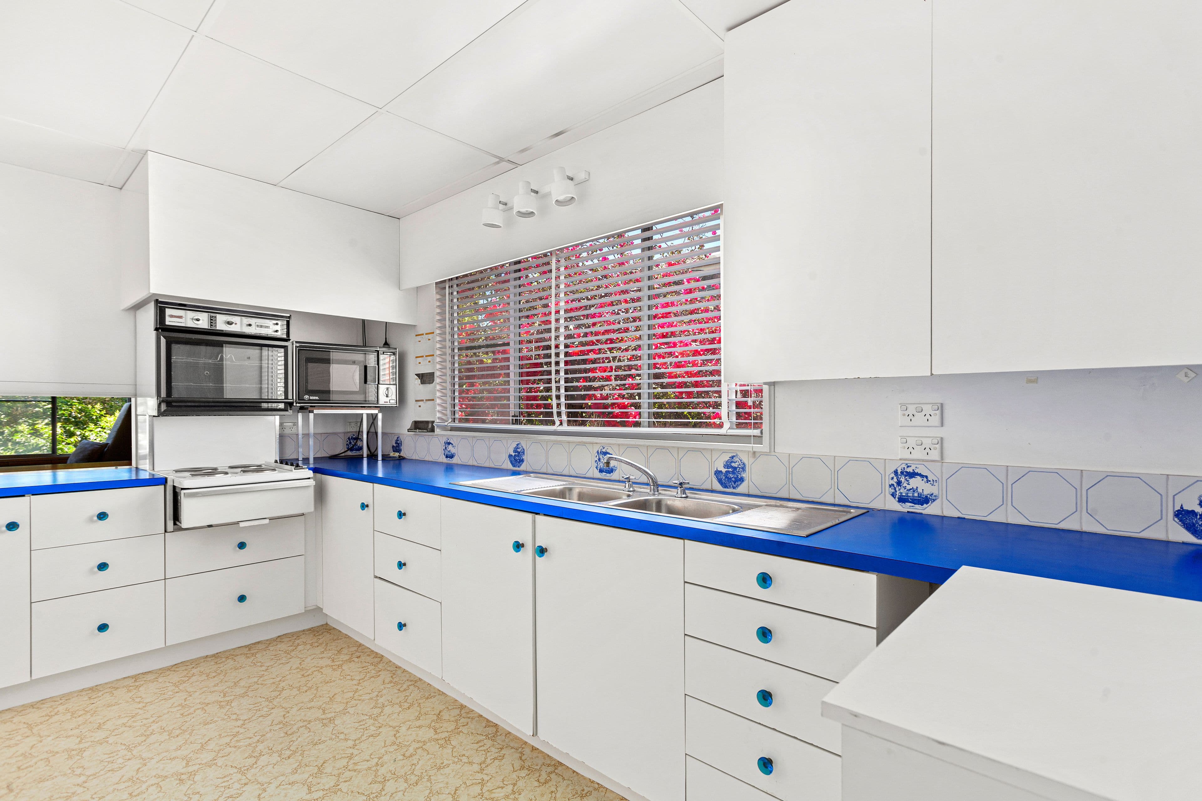 16 Planthurst Road, Carlton - Thumbnail 2