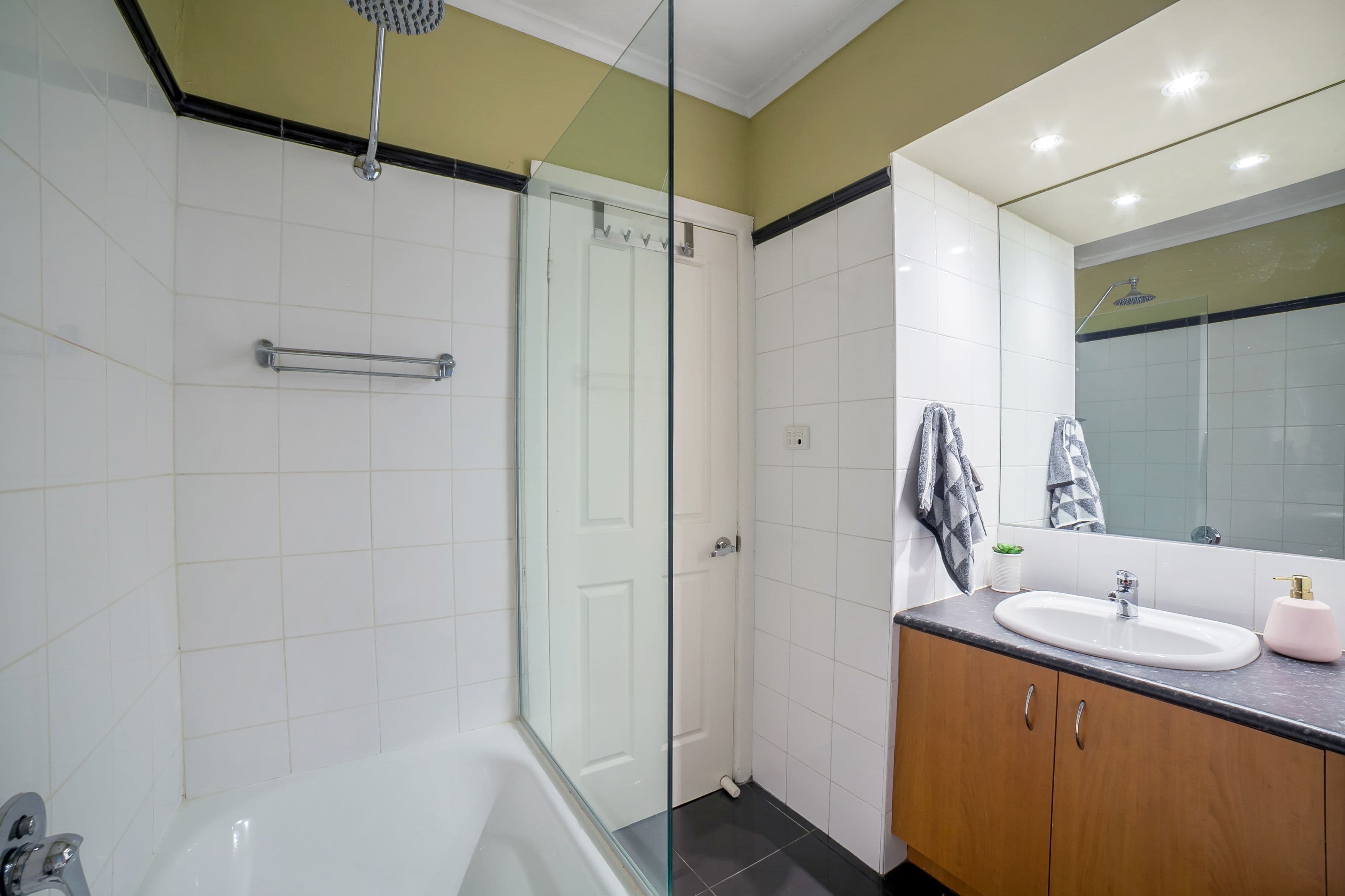 111 Boldrewood Parade, Reservoir VIC 3073, Reservoir - Thumbnail 7