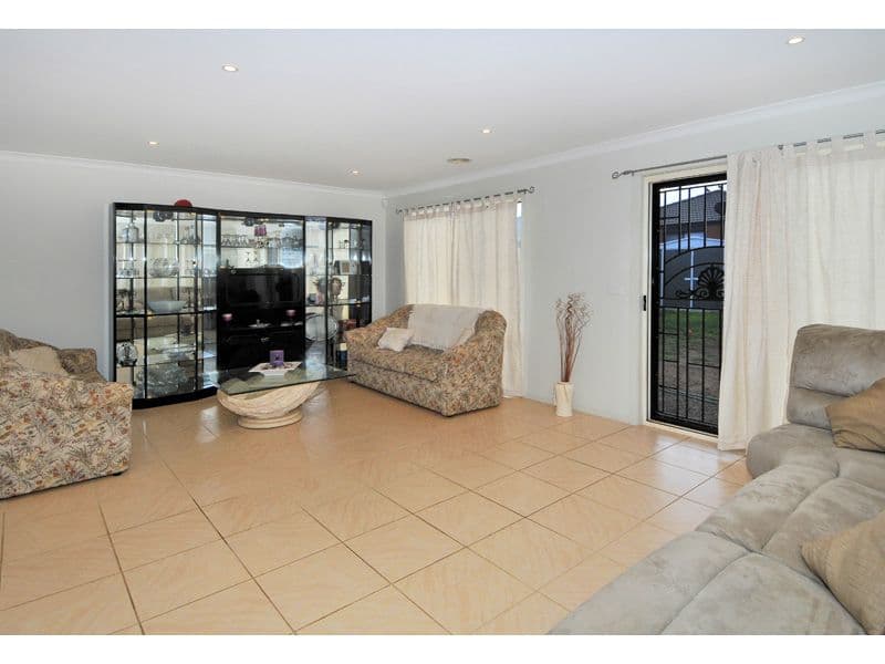 12 Peartree Court, ROXBURGH PARK VIC 3064, Roxburgh Park - Thumbnail 2
