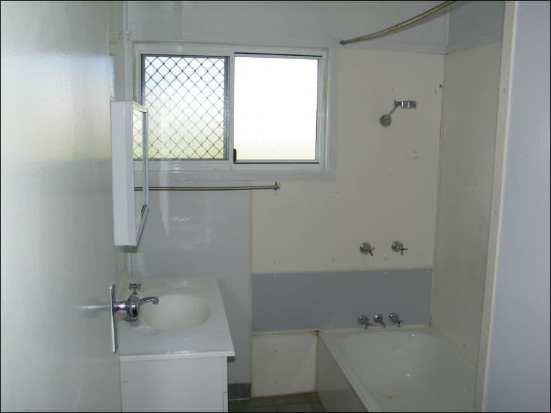 4 Moura Crescent, BARNEY POINT QLD 4680, Barney Point - Thumbnail 3