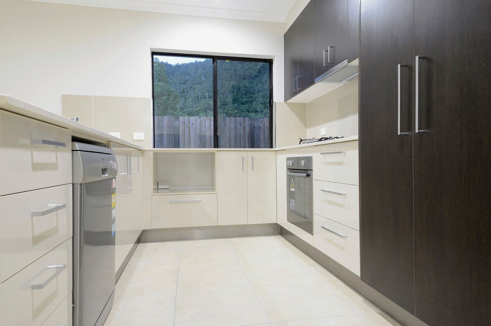 27 Twin Creek Court, CANNONVALE QLD 4802, Cannonvale - Thumbnail 3