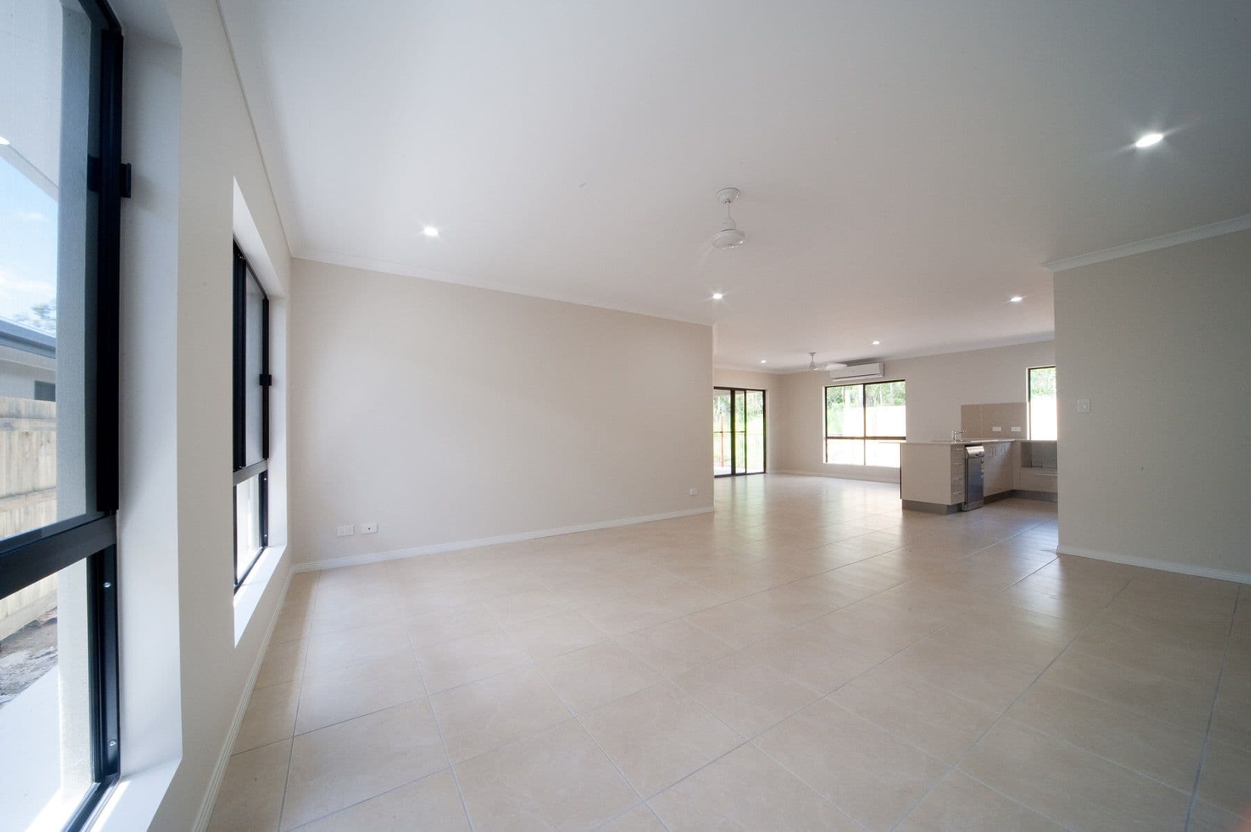 27 Twin Creek Court, CANNONVALE QLD 4802, Cannonvale - Thumbnail 5