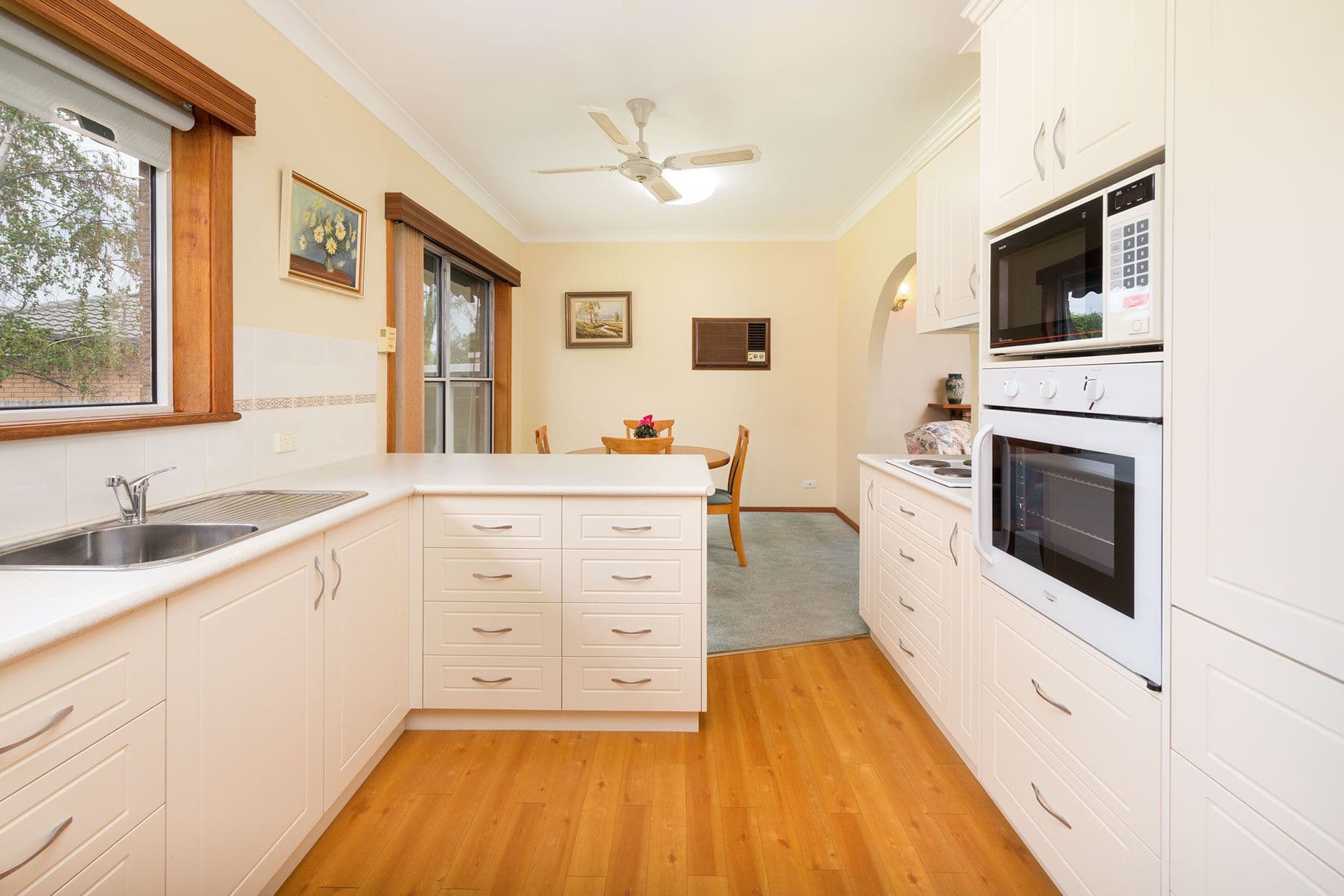 396 Lucinda Court, Lavington - Thumbnail 2