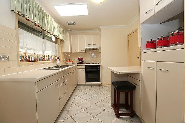 9 Ayres Crescent, GEORGES HALL NSW 2198, Georges Hall - Thumbnail 3