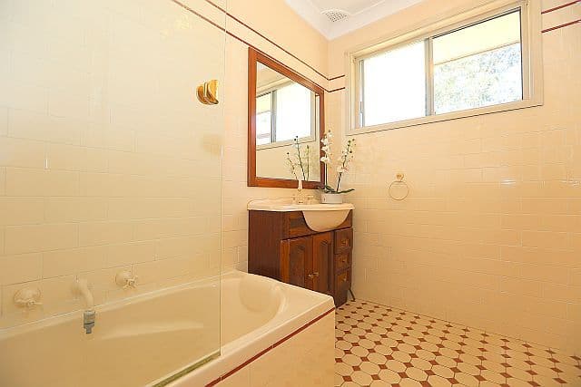 9 Ayres Crescent, GEORGES HALL NSW 2198, Georges Hall - Thumbnail 8