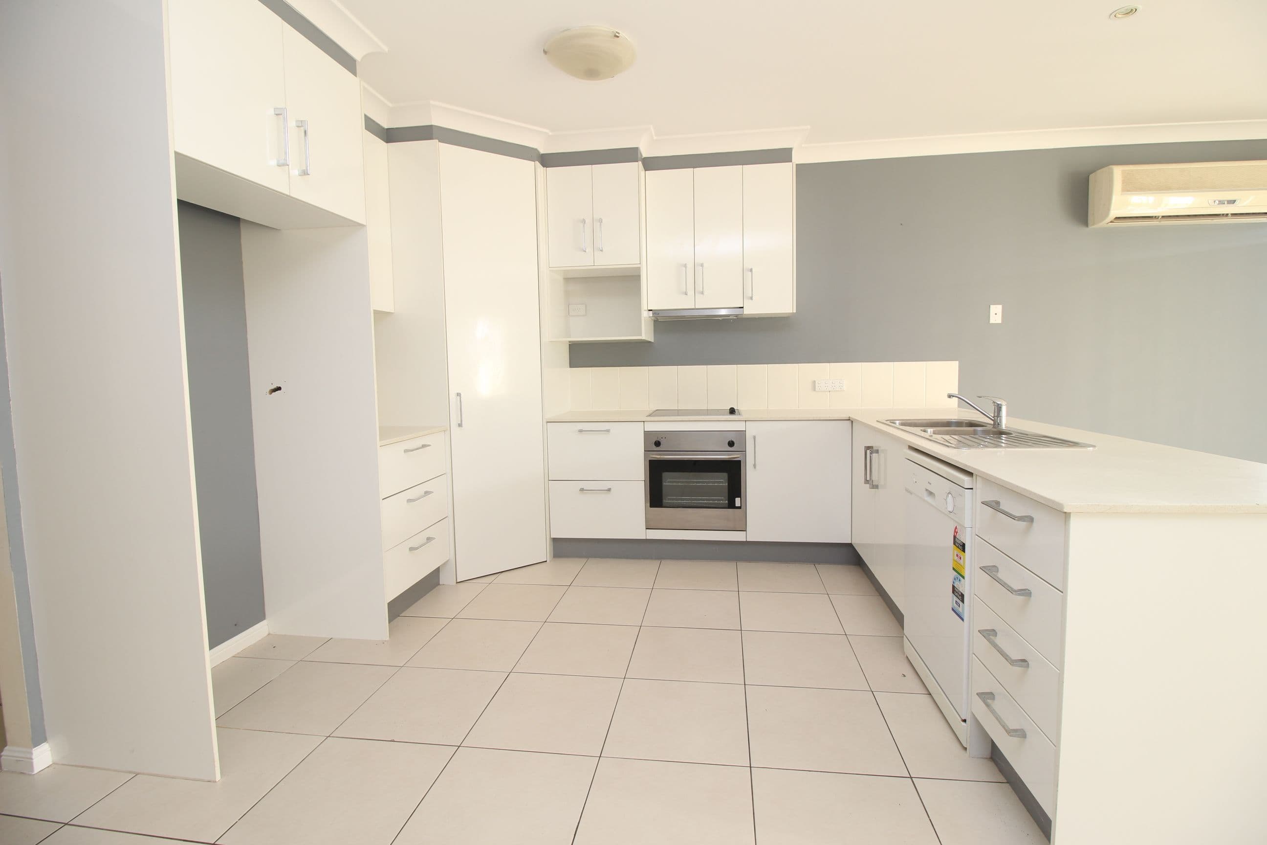 7 Glovar Street, EMERALD QLD 4720, Emerald - Thumbnail 2