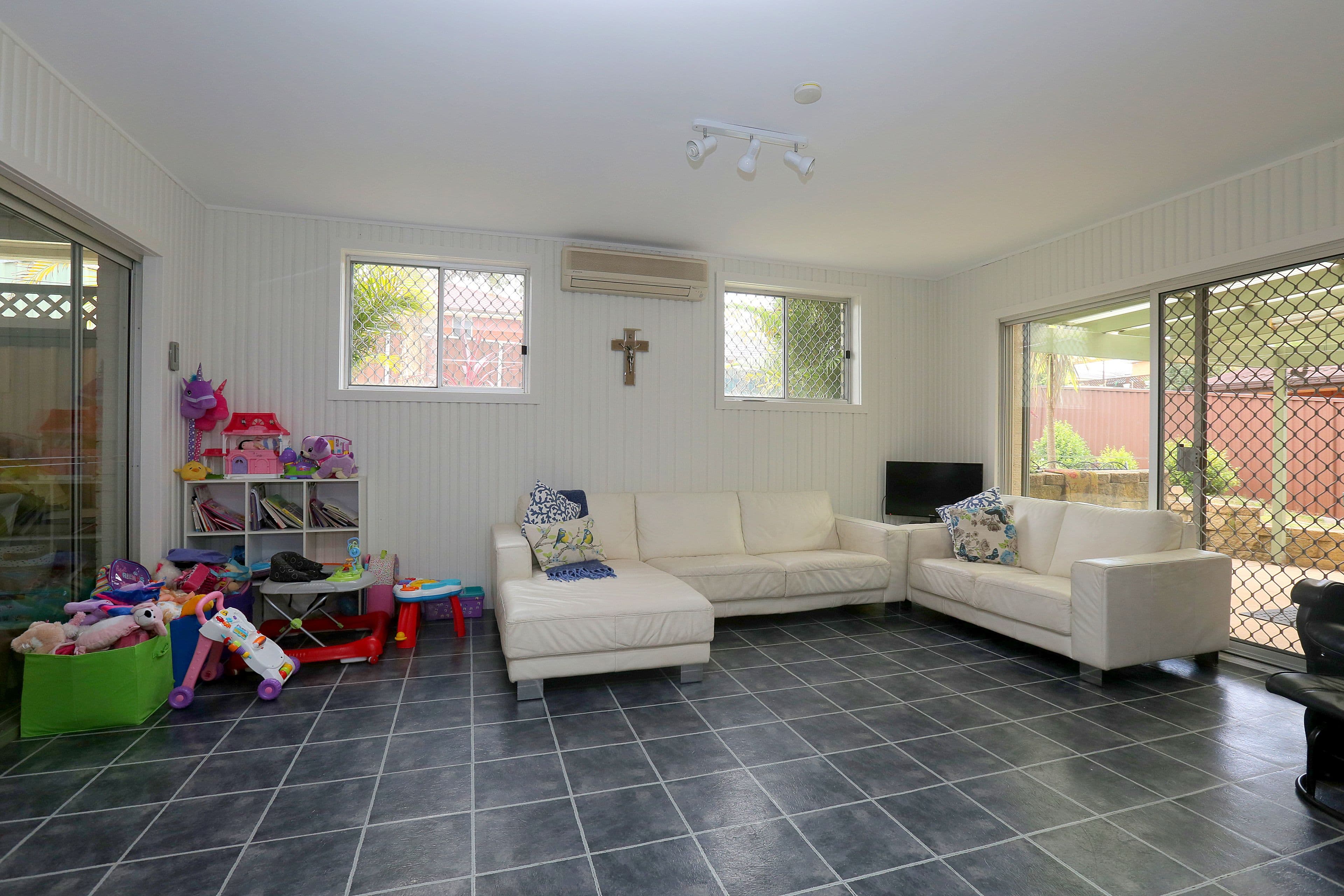 53 Oak Drive, Georges Hall - Thumbnail 3