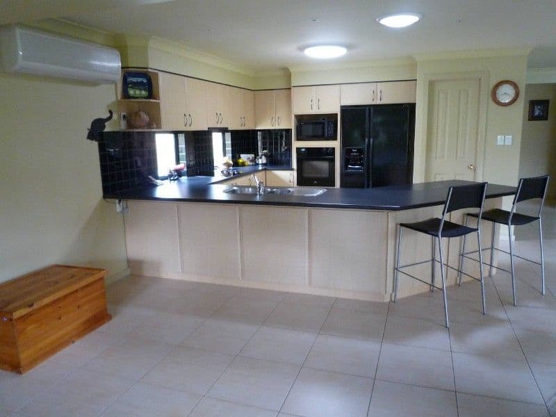27 Petworth Court, ARUNDEL QLD 4214, Arundel - Thumbnail 2